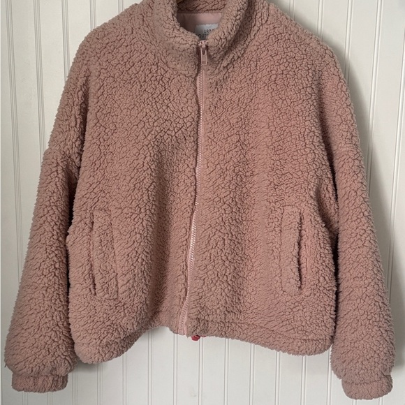 URBAN OUTFITTERS | 𝚆𝚒𝚕𝚕𝚘𝚠 𝚁𝚘𝚘𝚝 𝙵𝚞𝚣𝚣𝚢 𝙳𝚛𝚊𝚠𝚜𝚝𝚛𝚒𝚗𝚐 𝚃𝚎𝚍𝚍𝚢 𝙹𝚊𝚌𝚔𝚎𝚝 | 𝚂𝚣 𝙼𝚎𝚍𝚒𝚞𝚖 - Picture 2 of 4